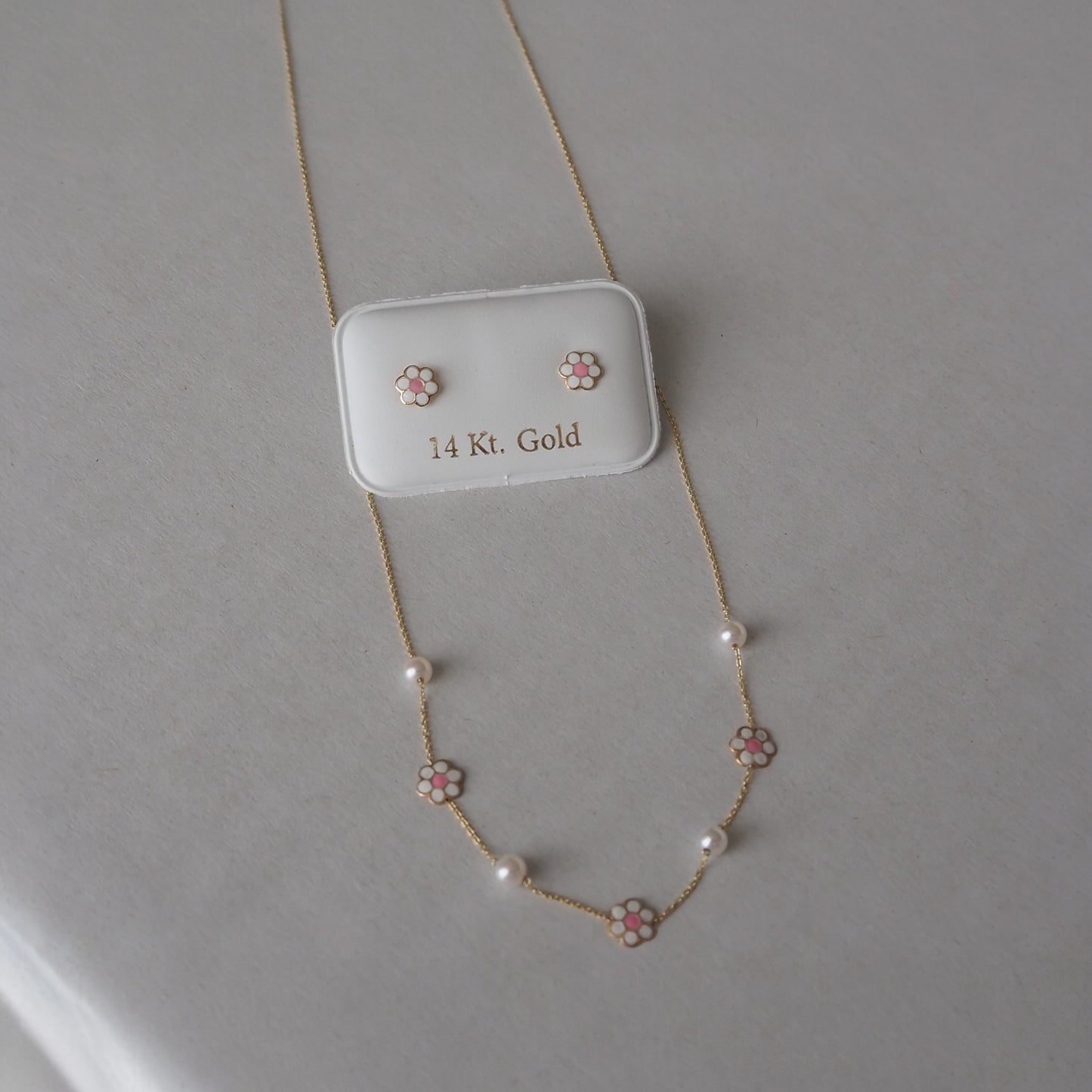 Collar de Oro con Perlas y Flor de Enamel Blanco y Rosado