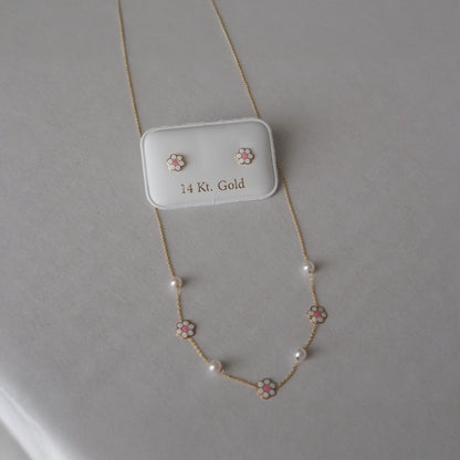 Collar de Oro con Perlas y Flor de Enamel Blanco y Rosado